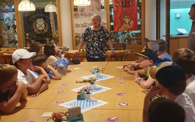 Grundschulkinder zu Besuch